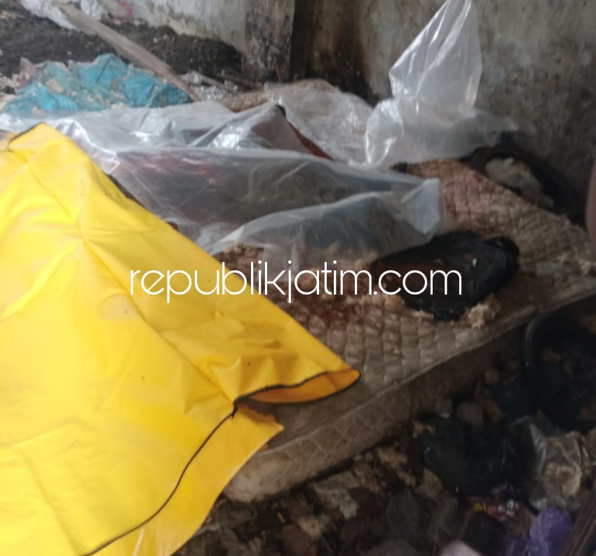 MAYAT - Mayat perempuan tanpa identitas ditemukan membusuk di gudang kosong yang ada di kawasan Kecamatan Taman, Sidoarjo, Rabu (17/11/2022).