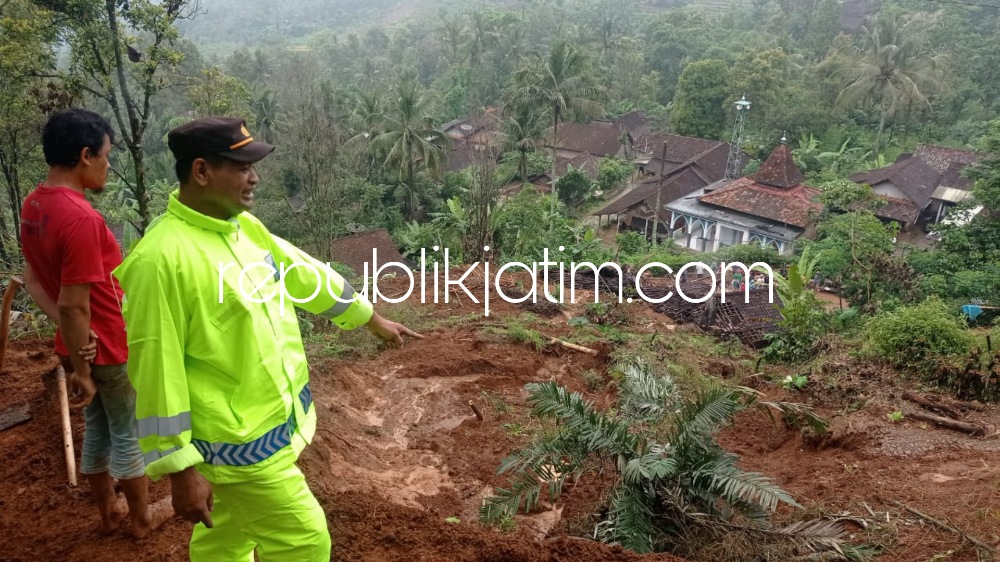 ROBOH - Muspika Sooko, Ponorogo bersama warga membersihkan puing-puing rumah milik Paeran yang roboh diterjang longsor di Dusun Setumbal, Desa Jurug, Kecamatan Sooko, Ponorogo, Sabtu (19/11/2022). 