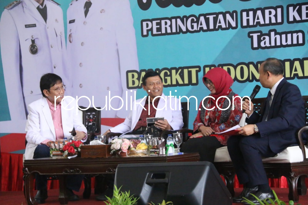 TALK SHOW - Hari Kesehatan Nasional (HKN) ke 58 diperingati Dinas Kesehatan (Dinkes) Pemkab Sidoarjo dengan upacara di Alun-Alun dan Talk Show Kesehatan bertema Bangkit Indonesiaku Sehat Negeriku di Pendopo Delta Wibawa, Sidoarjo, Sabtu (19/11/2022).