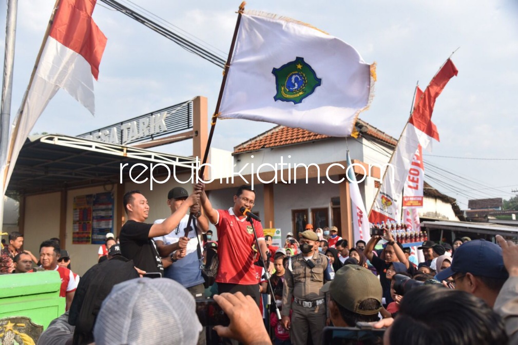 JALAN SEHAT - Bupati Sidoarjo Ahmad Muhdlor Ali memberangkatkan ratusan peserta Jalan Sehat di Balai Desa Tarik, Kecamatan Tarik, Sidoarjo, Minggu, (20/11/2022). 