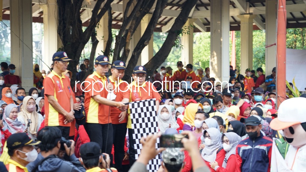 JALAN SEHAT - Pj Sekda Sidoarjo, Andjar Surjadianto memberangkatkan ribuan guru se Kabupaten Sidoarjo mengikuti jalan sehat memperingati HUT PGRI ke 77 sekaligus Hari Guru Nasional (HGN) di Alun-Alun, Sidoarjo, Minggu (20/11/2022). 