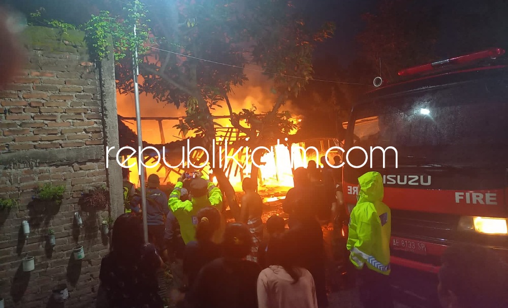 TERBAKAR - Rumah Kasiani (65) pedagang jajan gorengan warga Dusun Wetan Dalem, Desa Carat, Kecamatan Kauman, Ponorogo ludes terbakar, Minggu (20/11/2022) dini hari.