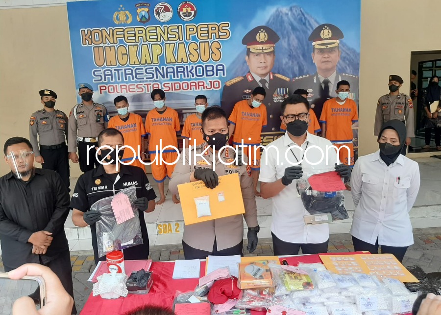 NARKOBA - Para tersangka penyalahgunaan narkotika diinterogasi Kapolresta Sidoarjo dan Kasat Resnarkoba dan barang buktinya ditunjukkan kepada media, Senin (21/11/2022).