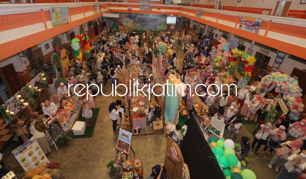 WIRAUSAHA - Siswa dan siswi SD Al Muslim Waru Sidoarjo menggelar Kids Entrepreneurship Day (KED) sebagai bagian dari upaya untuk mengasah dan menumbuhkan jiwa entrepreneur (kewirausahaan) yang baik sejak dini, Senin (21/11/2022).