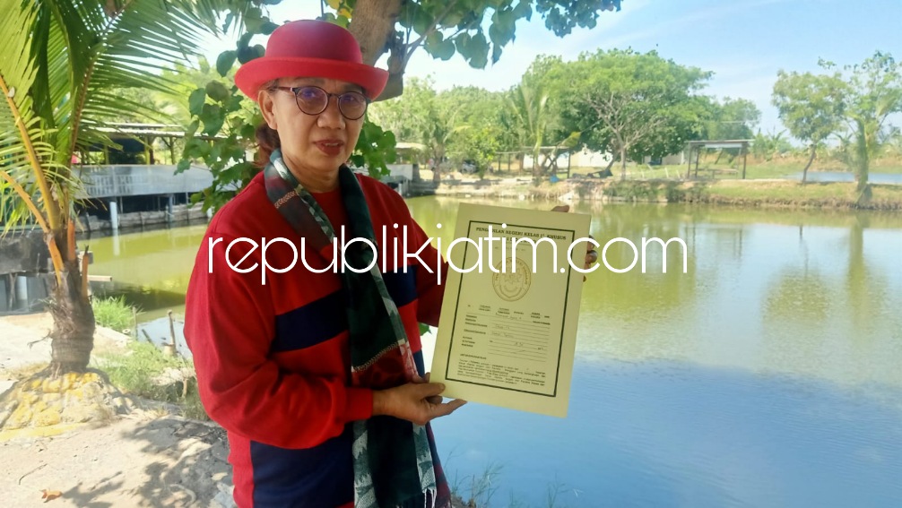 TUNJUKKAN - Darmiati Tansilong menunjukan bukti salinan putusan MA yang menyatakan dirinya berhak mendapatkan pembayaran uang tunai Rp 2,7 miliar, Senin (21/11/2022).