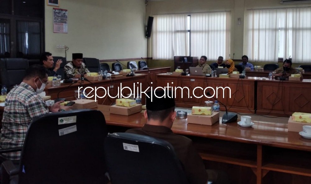 HEARING - Sejumlah anggota dan pimpinan Komisi A DPRD Sidoarjo menggelar hearing bersama para pejabat Badan Kepegawaian Daerah (BKD) Pemkab Sidoarjo soal kekosongan ratusan jabatan di DPRD Sidoarjo, Senin (21/11/2022).