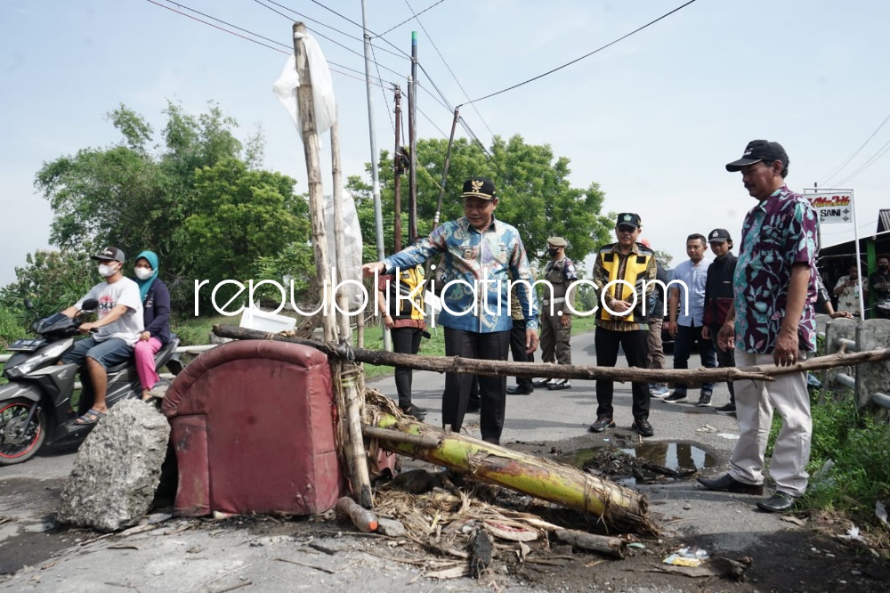 SIDAK - Wakil Bupati (Wabup) Sidoarjo, Subandi saat Sidak langsung kondisi jembatan rusak di Desa Prasung, Kecamatan Buduran dengan Kepala Dinas PUBM dan SDA Pemkab Sidoarjo, Dwi Eko Saptono dan Kades Prasung, Selasa (22/11/2022).