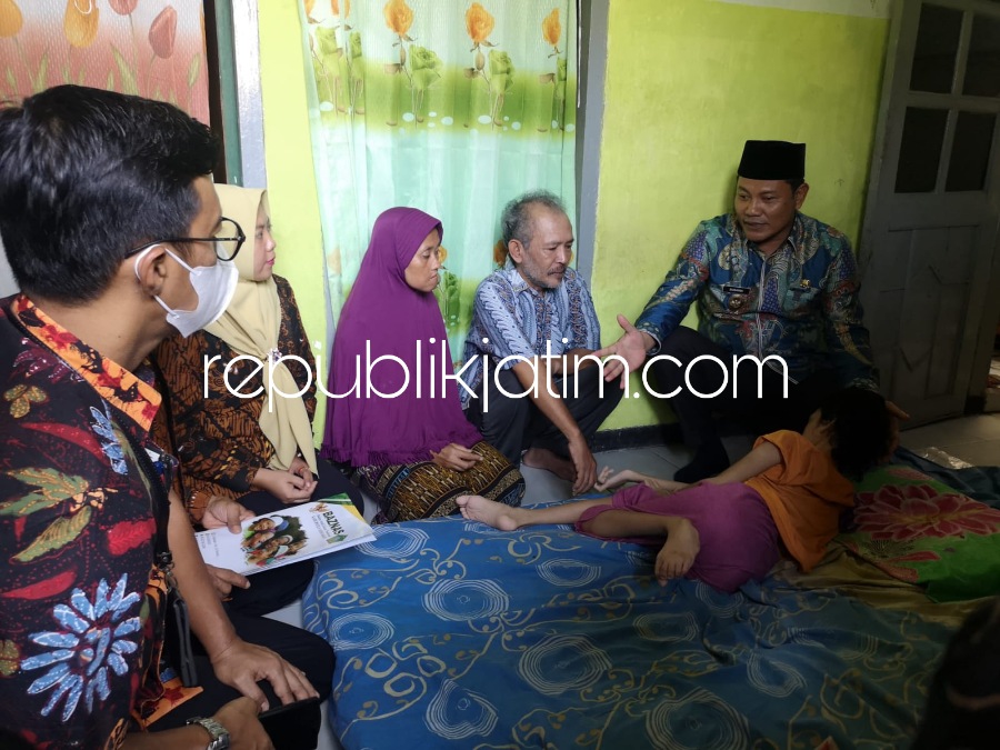 TERGOLEK - Wabup Sidoarjo, Subandi menyambangi Maratus Rachmawati (15) warga Desa Banjarkemantren, Kecamatan Buduran, Sidoarjo yang tergolek lemah karena menderita Celebral Palsy (lumpuh otak), Selasa (22/11/2022).