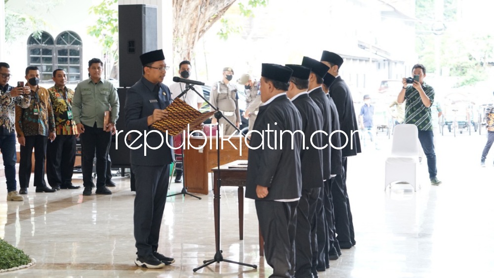 LANTIK - Bupati Sidoarjo Ahmad Muhdlor Ali melantik pengurus Baznas Periode 2022 - 2027 di Pendopo Delta Wibawa Sidoarjo, Selasa (22/11/2022) sore.