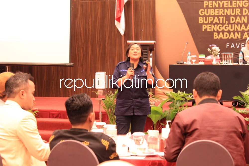 PAPARAN - Divisi Sumber Daya Manusia (SDM) Litbang KPU Provinsi Jatim, Rochani saat memberikan paparan sosialisasi honor PPK terbaru di Fave Hotel, Sidoarjo, Rabu (23/11/2022).