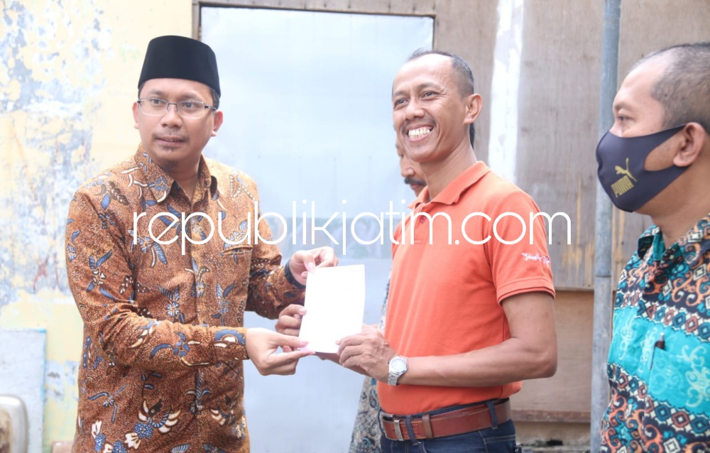 SERAHKAN - Bupati Sidoarjo Ahmad Muhdlor Ali menyerahkan bantuan kepada 69 orang warga RT 40 RW 07 Perumahan Omah Pesona, Desa Sidokepung, Kecamatan Buduran, Sidoarjo yang menjadi korban amukan angin puting beliung, Rabu (23/11/2022).