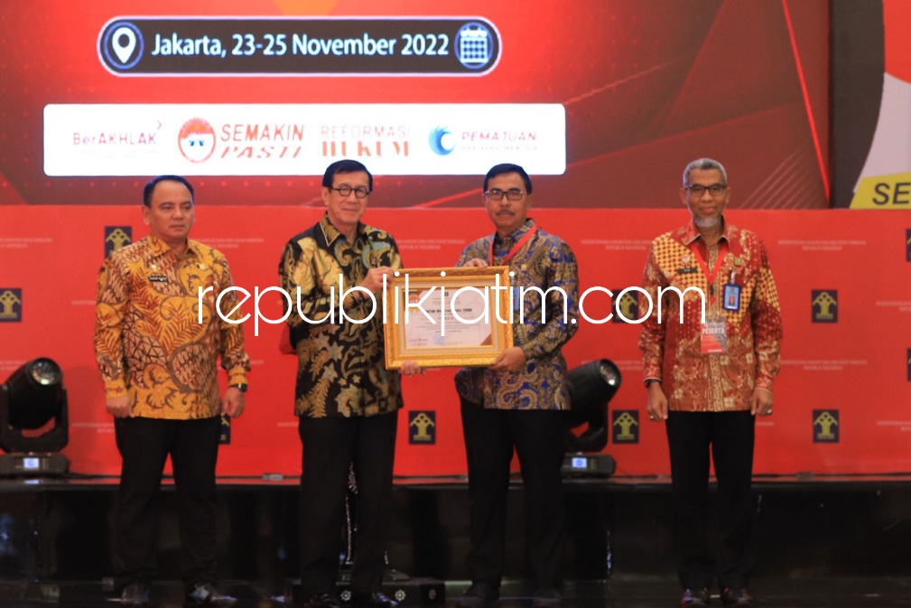 PENGHARGAAN - Menkumham Yasonna H Laoly menyerahkan penghargaan ke Kanwil Kemenkumham Jatim dinobatkan sebagai Kanwil Kemenkumham berkinerja terbaik Tahun 2021 Kategori Klasifikasi Kanwil Tipe A di Hotel Grand Mercure Kemayoran, Kamis (24/11/2022).
