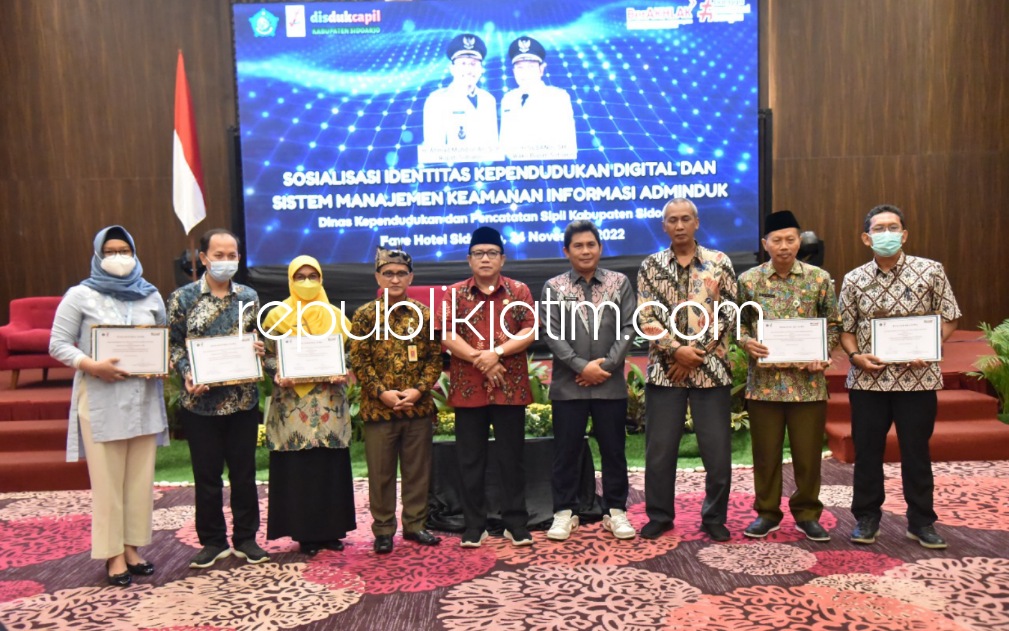KERJASAMA - Dispendukcapil Pemkab Sidoarjo menandatangani kerjasama integrasi pelayanan Adminduk dengan instansi pemerintah dan swasta seperti Dinas pendidikan dan Kebudayaan, Puskesmas Tulangan Puskesmas Jabon, RS Arafah Anwar Medika, Kamis (24/11/2022).