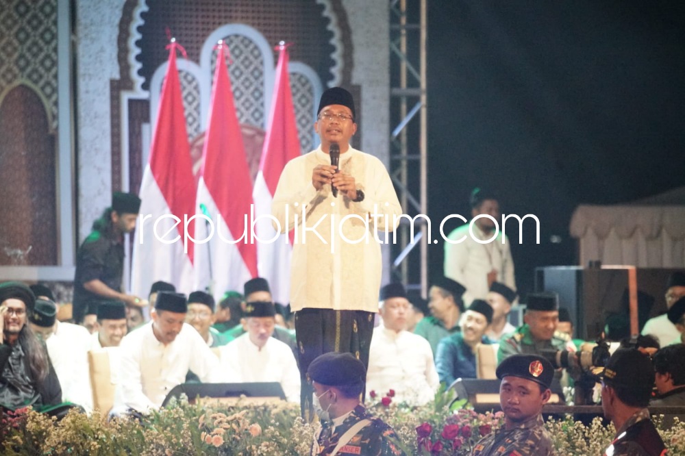 BERPESAN - Bupati Sidoarjo Ahmad Muhdlor Ali berpesan meniru akhlak Nabi Muhammad SAW kepada ribuan jamaah Semesta Sholawat Raya 2022 di Parkir Timur GOR Sidoarjo, Rabu (23/11/2022) malam.