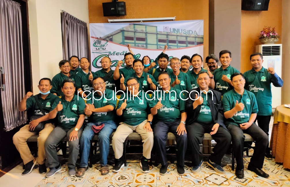 GATHERING - Rektor Unusida, Fatkhul Anam memberikan paparan kepada kru media soal perkembangan dan prestasi yang telah diraih insan cendekia Unusida selama delapan tahun berdiri saat Media Gathering di RM Handayani KNV, Sidoarjo, Kamis (24/11/2022).