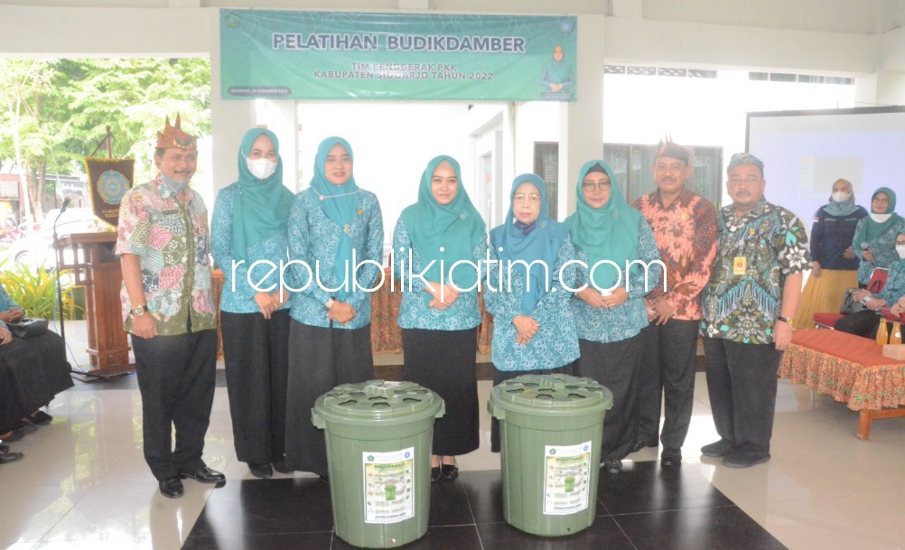 BUDIDAYA - TP PKK berkolaborasi dengan Dinas Perikanan Pemkab Sidoarjo memberdayakan tim Penggerak PKK Desa se Kecamatan Sukodono dengan pelatihan Budi Daya Ikan dalam Ember (Budikdumber) di Pendopo Kecamatan Sukodono, Kamis (24/11/2022).