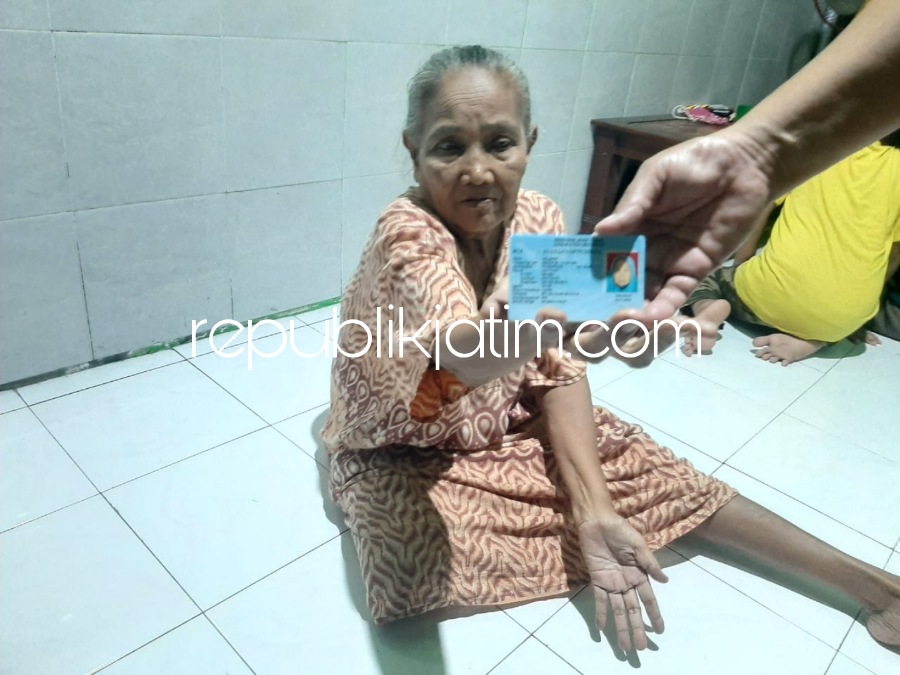 TERIMA KTP - Raut wajah dan senyum manis Mbah Salamah saat identitas KTP miliknya sudah jadi, Kamis (24/11/2022) kemarin. 