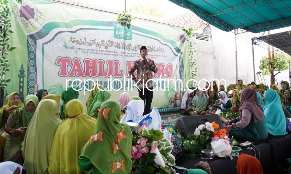 INGATKAN - Bupati Sidoarjo, Ahmad Muhdlor Ali mengingatkan agar ibu-ibu muslimat NU mampu mendidik anaknya dengan akhlak yang baik sejak usia dini saat Tahlil Kubro di Desa Kebonsari, Kecamatan Candi, Sidoarjo, Jumat (25/11/2022). 