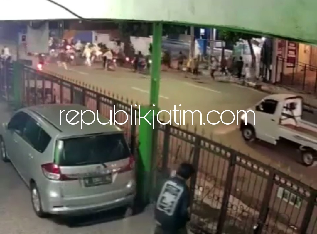 GENGSTER - Puluhan pemuda gengster mendadak mengamuk menyerang warga di Kelurahan Lemahputro, Kecamatan Sidoarjo hingga korban dilarikan ke RSI Siti Hajar, Minggu (27/11/2022) dini hari. 