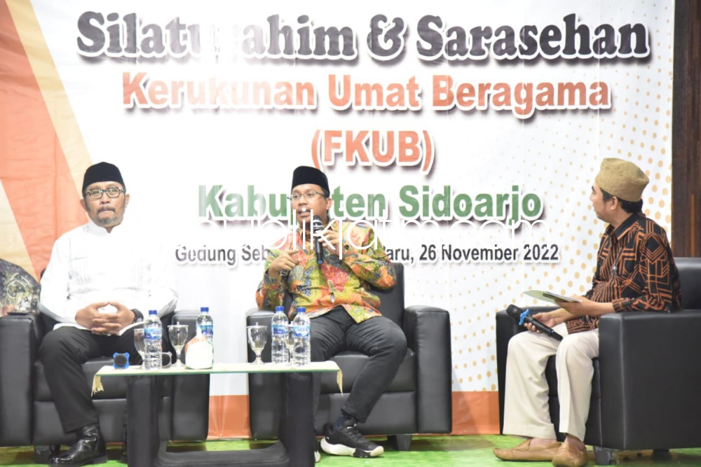 HARMONI - Bupati Sidoarjo, Ahmad Muhdlor Ali membeberkan kunci untuk menjaga dan merawat harmoni saat menjadi narasumber silaturahim dan sarasehan FKUB Sidoarjo di Gedung Serbaguna HKBP Waru, Sabtu (26/11/202 malam.