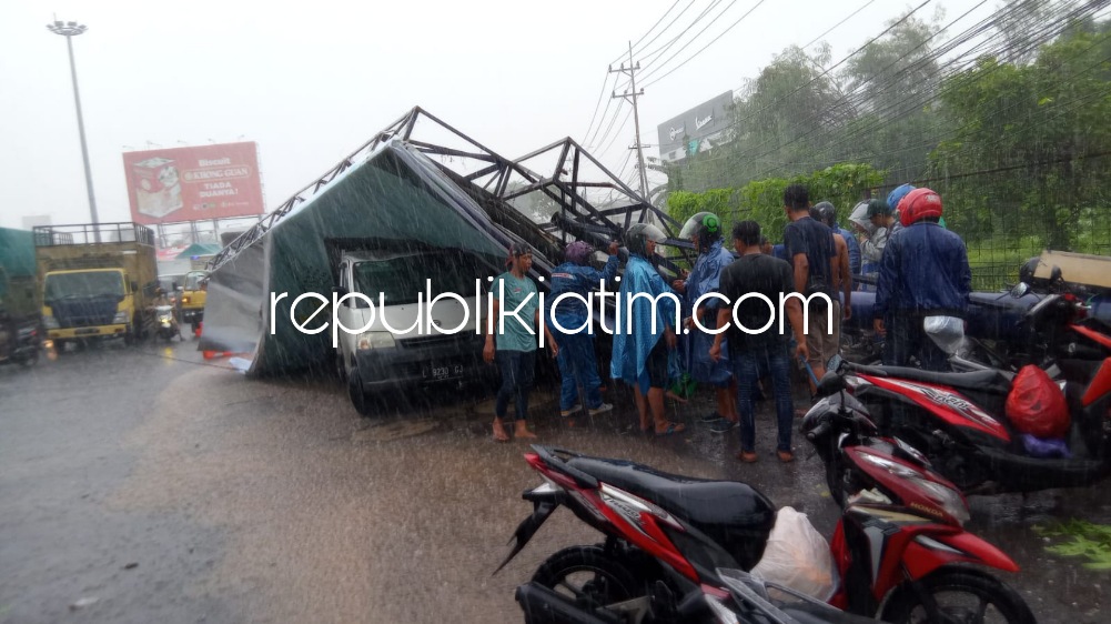 TERTIMPA - Seorang pengendara motor tertimpa papan reklame raksasa yang ada di Kawasan Aloha, Desa Pepelegi, Kecamatan Gedangan, Sidoarjo saat hujan deras disertai angin kencang, Senin (28/11/2022).