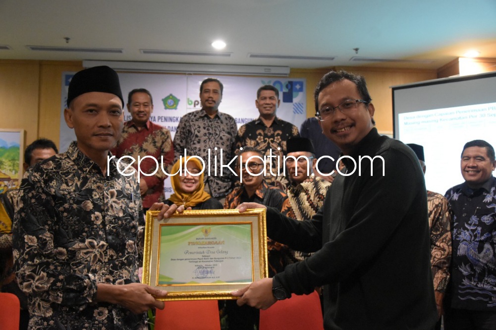 PENGHARGAAN - Bupati Sidoarjo, Ahmad Muhdlor Ali memberikan penghargaan kepada para Wajib Pajak yang sudah memenuhi target pajaknya dan pembayarannya tepat waktu beberapa pekan kemarin. 
