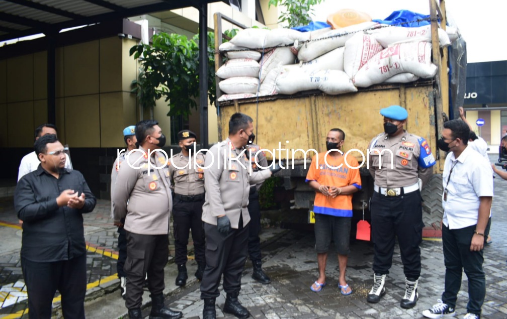 INTEROGASI - Kapolresta Sidoarjo Kombes Pol Kusumo Wahyu Bintoro menginterogasi tersangka A (49) warga Pasuruan yang menyalahgunakan truk untuk pembelian bio solar bersubsidi di SPBU Bungurasih, Kecamatan Waru, Sidoarjo, Senin (28/11/2022).