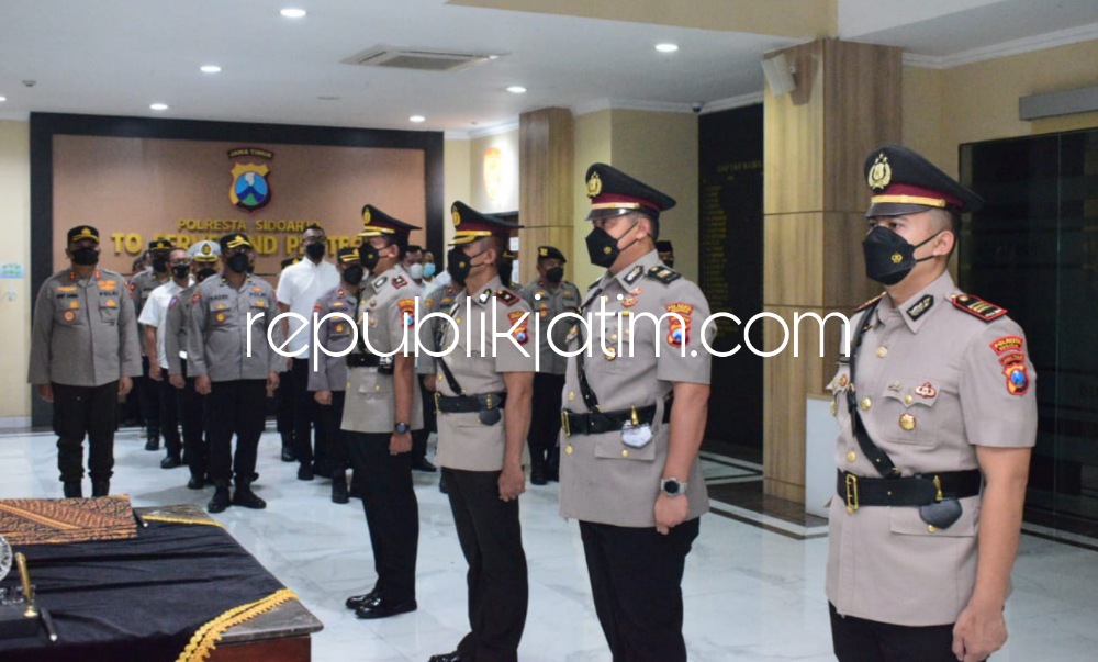 SERTIJAB - Kapolresta Sidoarjo Kombes Pol Kusumo Wahyu Bintoro memimpin sertijab Kasat Reskrim, Kapolres Taman dan Wakasat Lantas, Polresta Sidoarjo di Ruang Lobi, Polresta Sidoarjo, Senin (28/11/2022). 