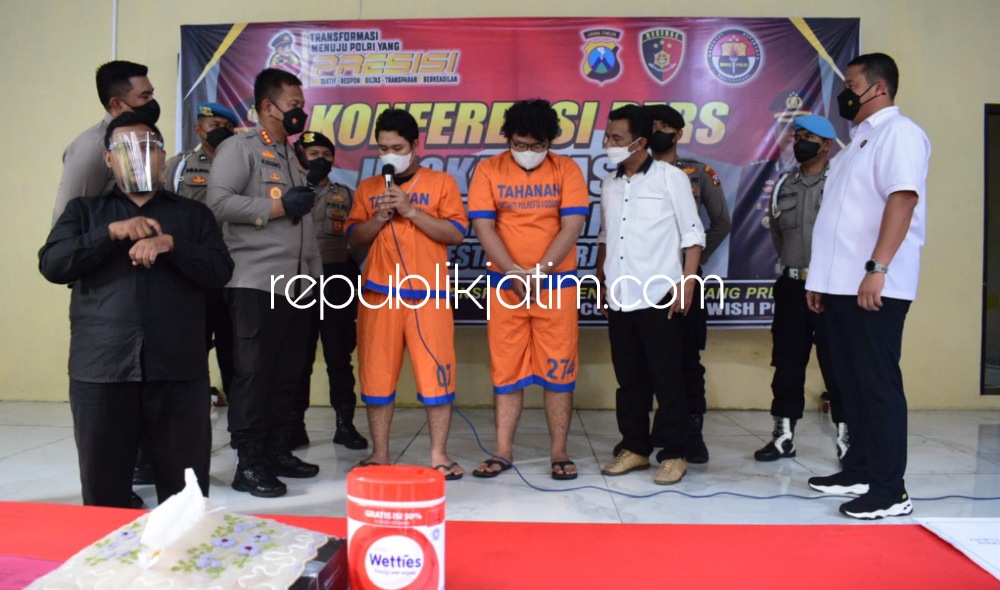 PENGEROYOKAN - Dua tersangka pelaku pengeroyokan dan perampasan Hand Phone (HP) milik korban yang terluka diringkus dan diinterogasi Polresta Sidoarjo, Kombes Pol Kusumo Wahyu Bintoro saat pers rilis, Senin (29/11/2022).