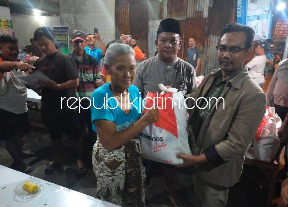 SEMBAKO - Kepala Dinas Sosial (Dinsos) Pemkab Sidoarjo menyerahkan bantuan paket sembako untuk warga Desa Sumorame, Kecamatan Candi, Sidoarjo bersama Kades Sumorame kemarin.