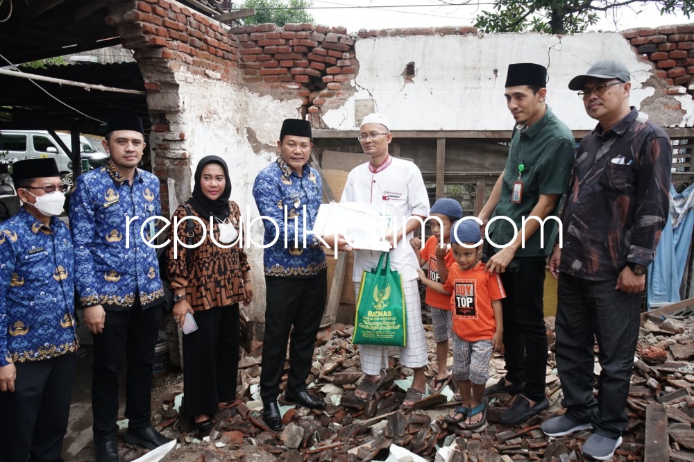 BANTUAN - Wakil Bupati (Wabup) Sidoarjo, Subandi mendatangi rumah korban bencana angin kencang Rusli Kholil (45) di Desa Tambaksawah, Kecamatan Waru, Sidoarjo untuk memberikan bantuan, Selasa (29/11/2022).