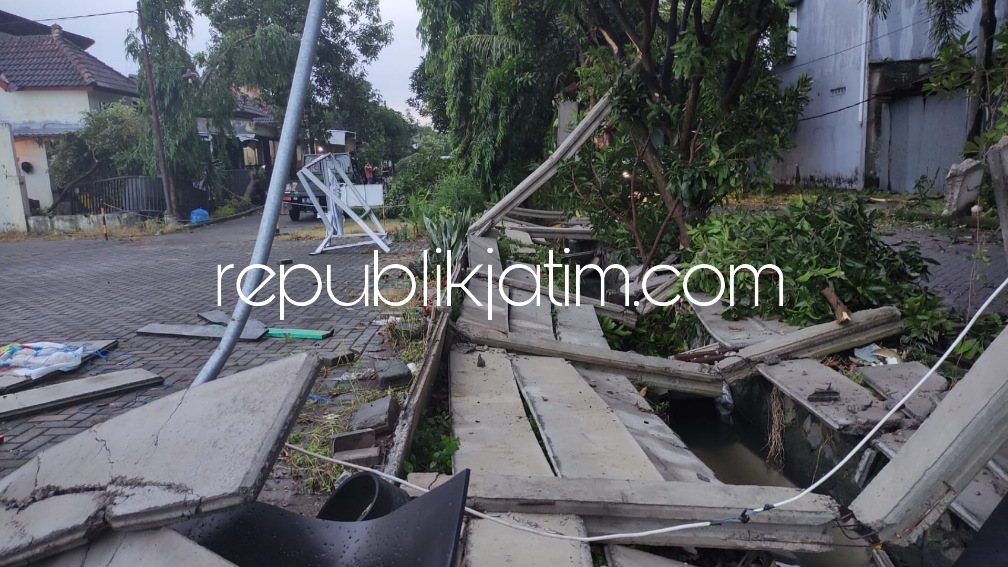 AMBRUK - Pagar lapangan dan fasum yang ada di Perumahan Villa Jasmine III, Dusun Salam, Desa Suko, Kecamatan Sidoarjo ambruk bersama 73 rumah warga lainnya yang atapnya beterbangan, Selasa (29/11/2022) petang.