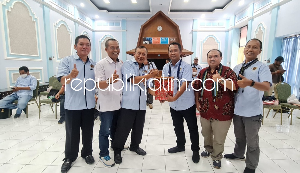 KUNJUNGAN - Para pengurus dan anggota PWI Sidoarjo bersama Dinas Kominfo Pemkab Sidoarjo ke PWI NTB di Kota Mataram, Selasa (29/11/2022).