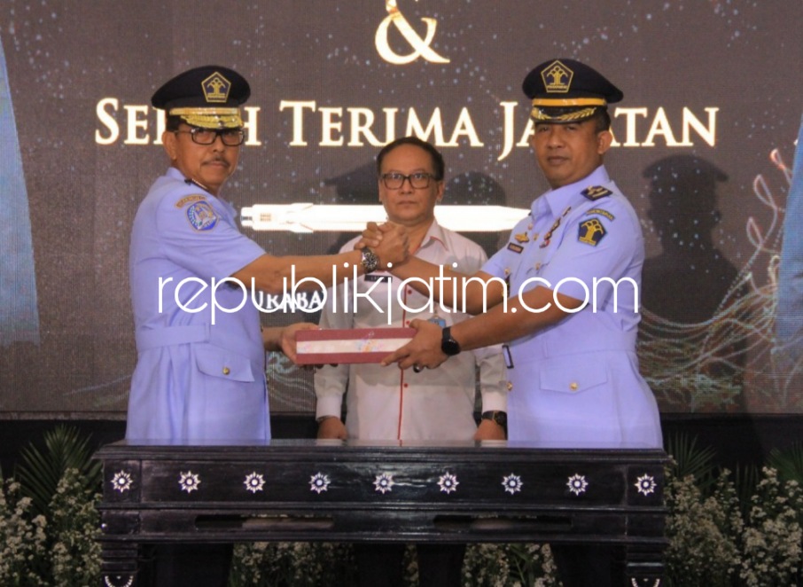 SERTIJAB - Peralihan tugas wewenang dan tanggungjawab sebagai Kakanwil Kemenkumham Jatim itu ditandai dengan kegiatan penandatanganan berita acara serah terima jabatan, Rabu (30/11/2022).