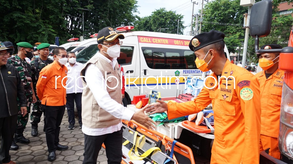 APEL - Bupati Sidoarjo, Ahmad Muhdlor Ali memimpin apel siaga Bencana hidrometeorologi dengan mengerahkan ratusan personil di Alun-Alun Sidoarjo, Rabu (30/11/2022).