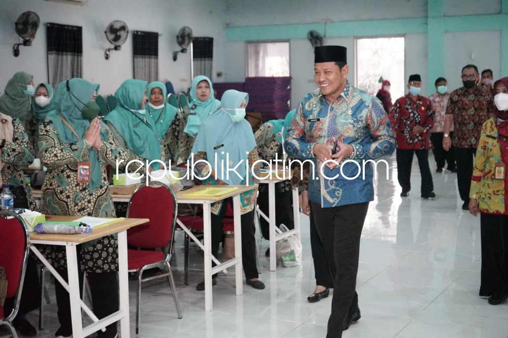 BUKA - Wakil Bupati (Wabup) Sidoarjo, Subandi membuka Pertemuan Forum Komunikasi Lansia Kabupaten Sidoarjo Tahun 2022 yang digelar Dinas Kesehatan (Dinkes) Pemkab Sidoarjo di Aula SMPN 4 Sidoarjo, Kamis (01/12/2022).