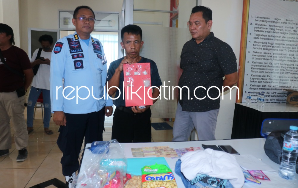 SABU - Pelaku penyelundupan narkoba jenis sabu-sabu dan pil inex ke dalam Lapas Pemuda Madiun, Toyib (46) warga Bangkalan diamankan petugas Lapas Pemuda Madiun karena menyimpan narkoba dalam dubur dibungkus kondom, Kamis (01/12/2022).