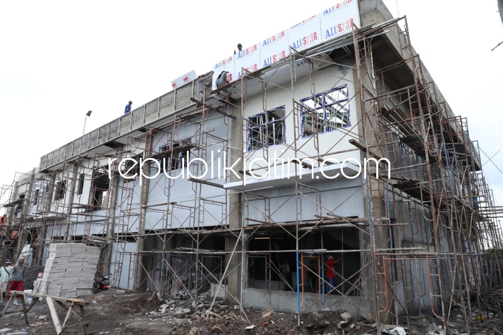 MEGAH - Bangunan Puskemas Urangagung di Kelurahan Urangagung, Kecamatan Sidoarjo bakal tampak lebih megah dan dipenuhi berbagai ruang pelayanan saat bangunan selesai akhir Desember 2022 mendatang, Jumat (02/12/2022).