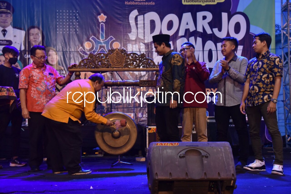 BAZAR - Dewan Pemuda Sidoarjo menggelar acara bazar bertajuk Sidoarjo In Harmony, di parkir Barat GOR Sidoarjo untuk memperingati 1st Anniversary Dewan Pemuda Sidoarjo, Jumat (02/12/2022) petang.