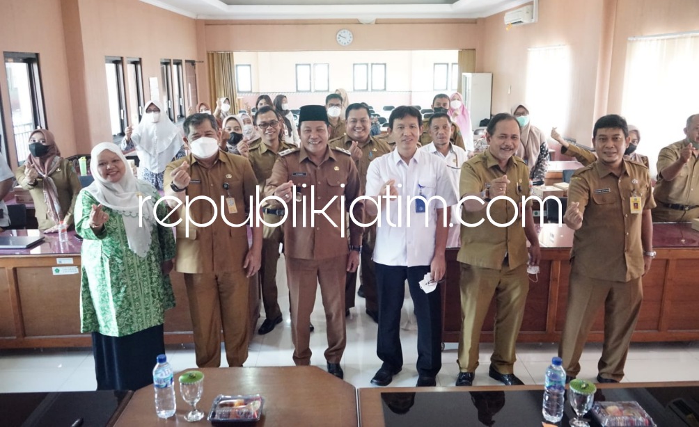 RAKOR - Wabup Sidoarjo Subandi membuka Rakor Penyusunan Laporan Tim Percepatan Penurunan Stunting bersama Ketua Tim Percepatan Penurunan Stunting (TPPS) didampingi Kepala Dinas P3AKB drg Syaf Satriawarman di ruang Pradita BKD Sidoarjo, Senin (05/12/2022).
