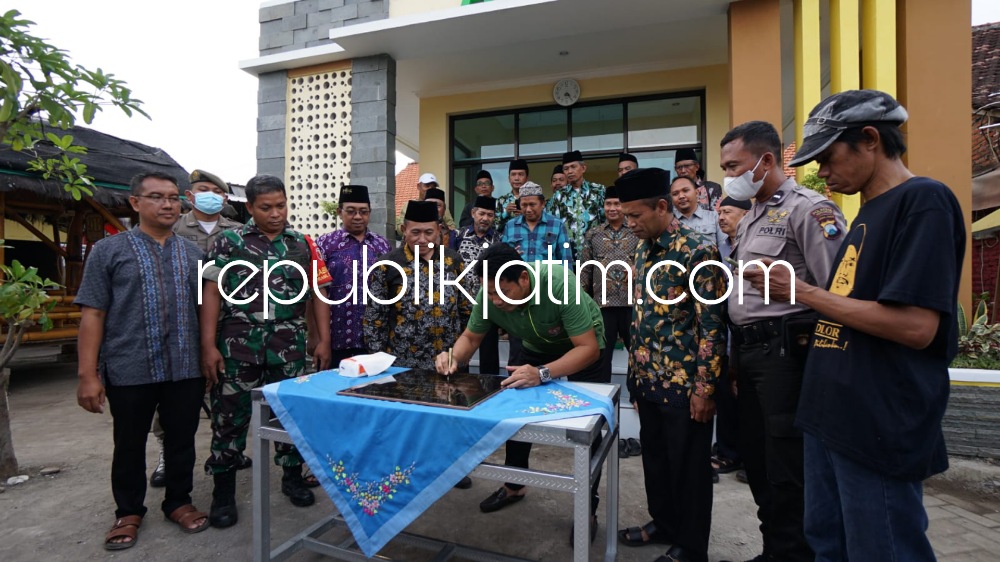 RESMIKAN - Wabup Sidoarjo Subandi meresmikan pembangunan musala untuk melengkapi fasilitas sentra kuliner Badan Usaha Milik Desa (BUMDes) Pagerwojo ,Kecamatan Buduran, Sidoarjo, Minggu (04/12/2022). 