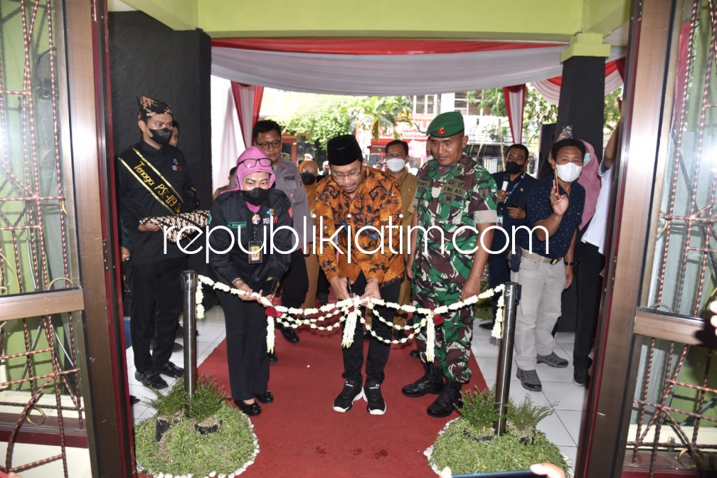 RESMIKAN - Bupati Sidoarjo, Ahmad Muhdlor Ali meresmikan Gedung PSC 119 yang jadi satu atap dengan Griya Sehat di JL Untung Suropati, Sidoarjo, Senin (05/12/2022).