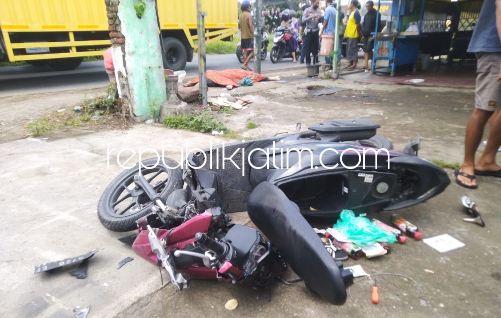 REMUK - Motor Honda Beat bernopol W 6728 EF yang dikendarai korban remuk usai menabrak tiang listrik yang ada di pinggir JL Raya Masangan Wetan, Kecamatan Sukodono, Sidoarjo hingga menyebabkan seorang tewas dan dua orang terluka, Senin (05/12/2022).