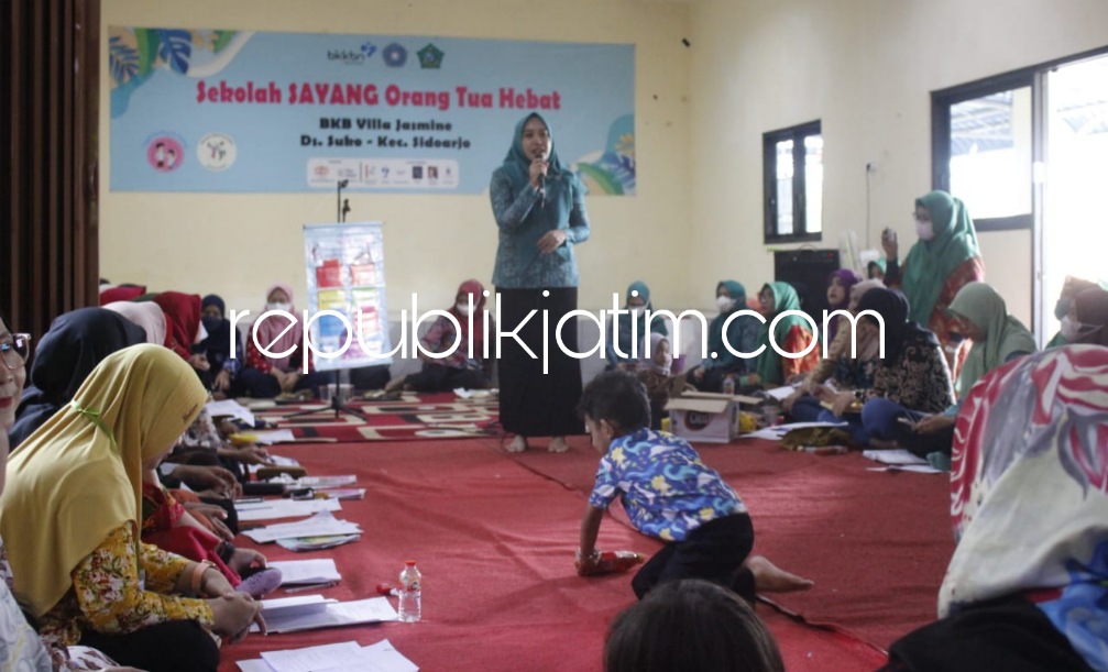 KUNJUNGI - Ketua TP PKK Kabupaten Sidoarjo, Ny Sa’adah Ahmad Muhdlor menghadiri kelas Sekolah Orang Tua Hebat (SOTH) Bina Keluarga Balita (BKB) Villa Jasmine yang berada di Balai Desa Suko, Kecamatan Sidoarjo, Senin (05/12/2022). 