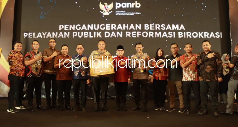 PENGHARGAAN - Menteri PANRB Abdullah Azwar Anas menyerahkan penghargaan ke Kapolresta Sidoarjo Kombes Pol Kusumo Wahyu Bintoro atas Layanan SKCK Online dan SKCK Keliling Online Polresta Sidoarjo yang masuk Top 5 OAPSI KIPP di Jakarta, Selasa (06/12/2022).