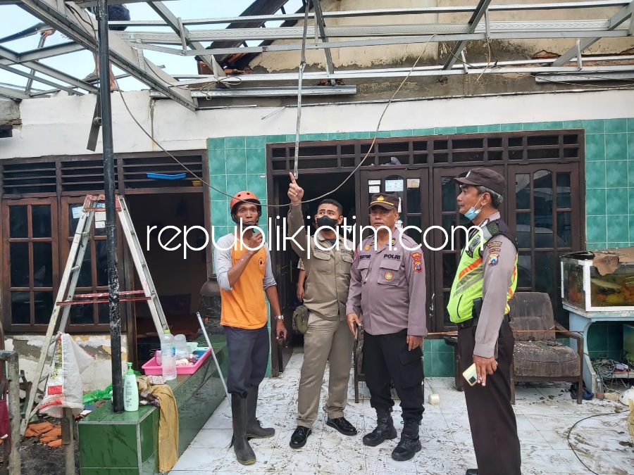 RUSAK - Atap rumah warga dan sebuah sekolah rusak akibat diterjang amukan angin puting beliung yang menerjang wilayah Desa Medaeng dan Desa Bungurasih, Kecamatan Waru, Sidoarjo, Selasa (06/12/2022) petang. 