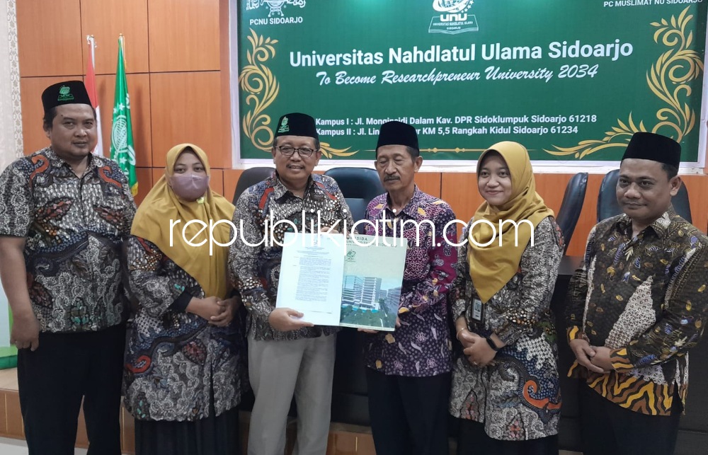 AKREDITASI - Rektor Unusida, Dr Fatkul Anam didampingi para Wakil Rektor dan Dekan FKIP Unusida, Nurul Aini menunjukkan sertifikat akreditasi yang diraih Unusida dari Lamdik di Gedung Kampus Unusida Lantai V, Rabu (07/12/2022).