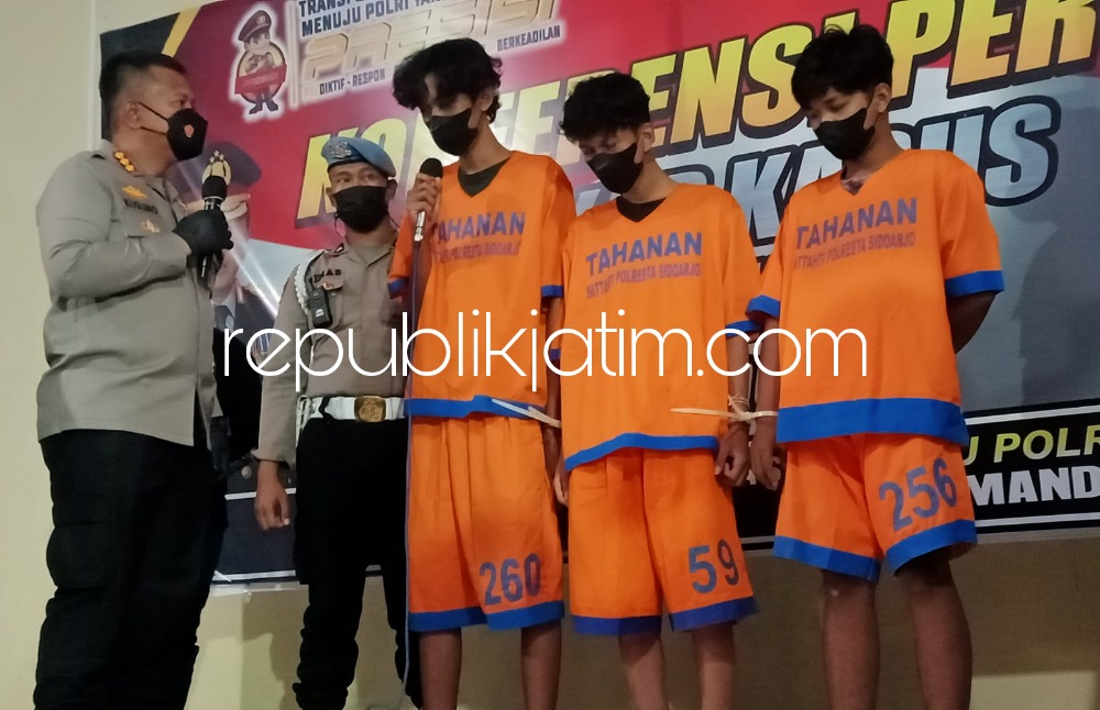 DIRINGKUS - Sebanyak tiga pemuda dari lima pemuda pengeroyok warga Kelurahan Lemahputro, Kecamatan Sidoarjo tertunduk lesu saat diinterogasi Kapolresta Sidoarjo, Kombes Pol Kusumo Wahyu Bintoro, Rabu (07/12/2022) petang. 