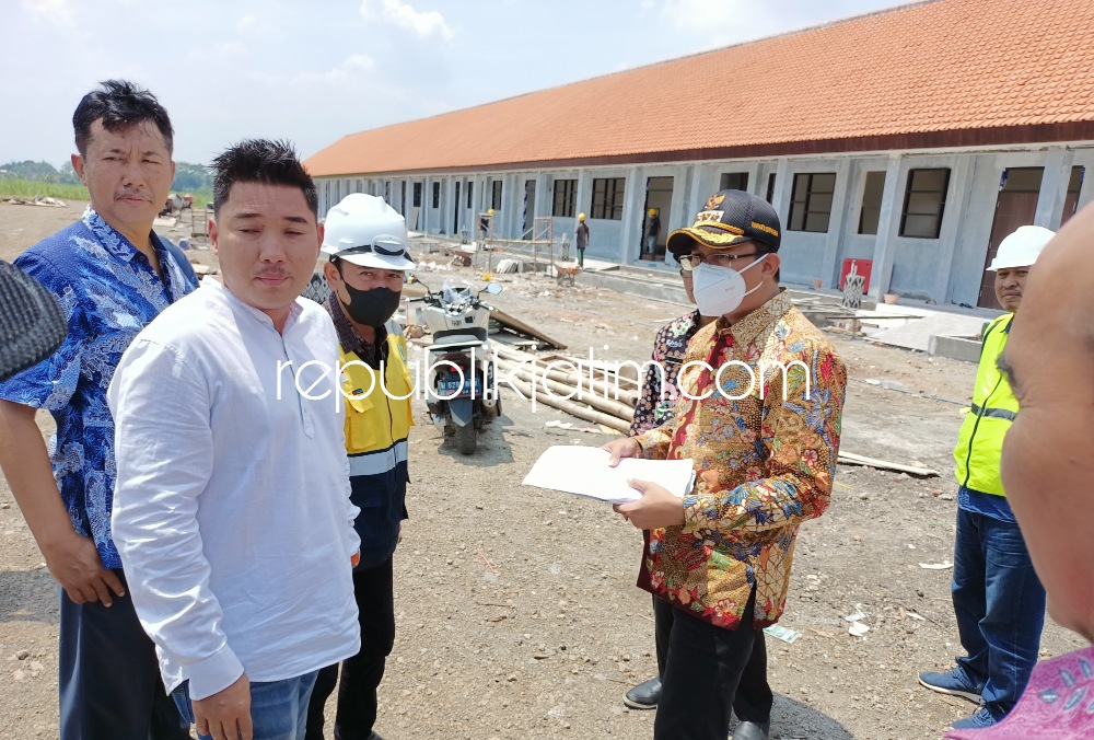 SIDAK - Bupati Sidoarjo, Ahmad Muhdlor Ali mengecek proyek pembangunan SMPN 2 Tulangan yang ada di Desa Grinting, Kecamatan Tulangan, Sidoarjo, Kamis (08/12/2022).