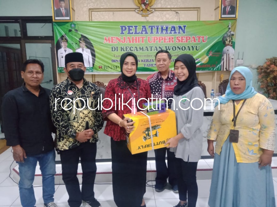 PELATIHAN - Kepala Disnaker Pemkab Sidoarjo, Ainun Amalia mengecek pelaksanaan pelatihan menjahit sepatu di kantor Kecamatan Wonoayu, Sidoarjo, Jumat (09/12/2022).